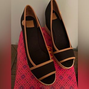 Tory Burch Black /tan Majorca wedge shoes like new with no tags . Size 9.5